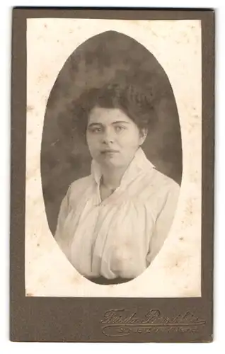 Fotografie Frieda Bernstein, Schwetz a /W., Kl. Markt, Junge Dame mit moderner Frisur