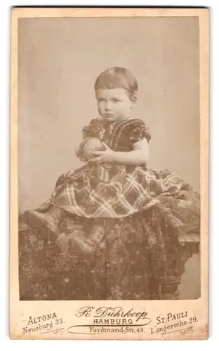 Fotografie R. Dührkoop, Hamburg, Ferdinand-St. 43, Kleines Mädchen im karierten Kleid mit Ball