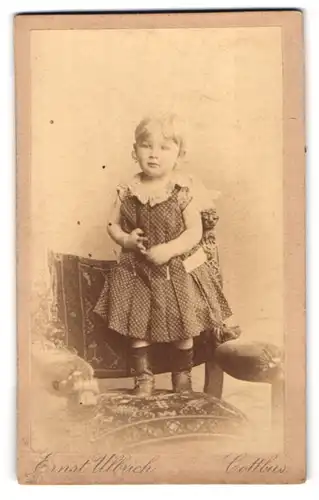 Fotografie Ernst Ulbrich, Cottbus, Gymnasialstr., Kleines Mädchen im modischen Kleid