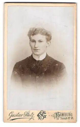 Fotografie Gustav Stutz, Hamburg, Steinstr. 61, Junger Herr im Anzug mit Krawatte