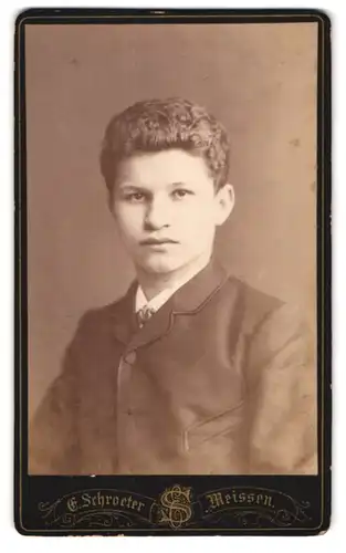 Fotografie Ernst Schroeter, Meissen, Obergasse 597, Junger Herr im Anzug mit Krawatte