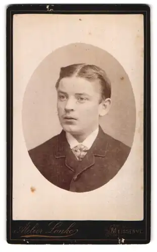 Fotografie Oswald Lonke, Meissen a /E., Turnplatz, Junger Herr im Anzug mit Krawatte