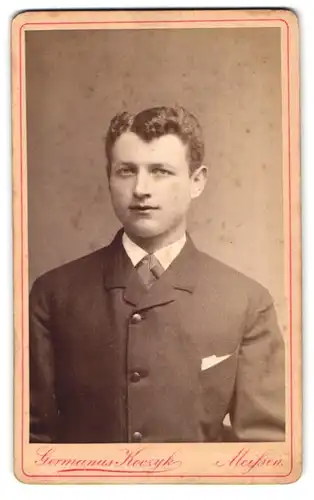 Fotografie Germanus Koczyk, Meissen, Rote Stufen 28, Junger Herr im Anzug mit Krawatte