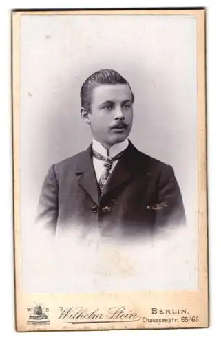 Fotografie Wilhelm Stein, Berlin, Chausseestr. 65-66, Eleganter Herr mit Moustache