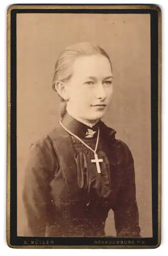 Fotografie G. Müller, Brandenburg a /H., Grosse Münzenstr. 3, Junge Dame mit Kragenbrosche und Kreuzkette