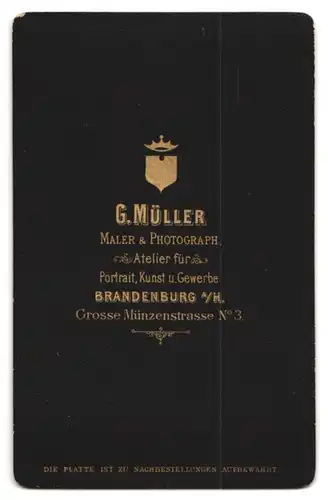 Fotografie G. Müller, Brandenburg a /H., Grosse Münzenstr. 3, Junge Dame mit Kragenbrosche und Kreuzkette