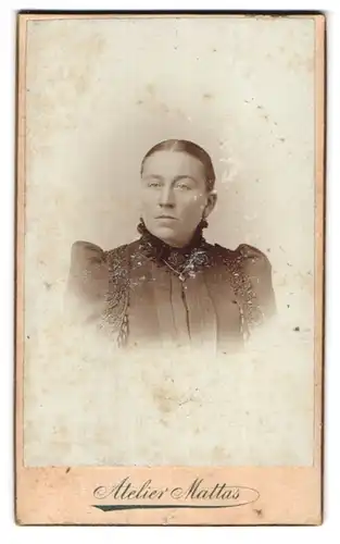 Fotografie Ant. Mattas, Pribram-Horovice, Bürgerliche Dame mit zurückgebundenem Haar