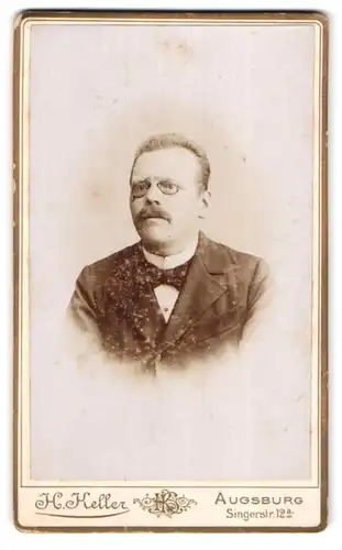 Fotografie Hans Keller, Augsburg, Singerst. 12 a, Eleganter Herr mit Zwicker und Walross