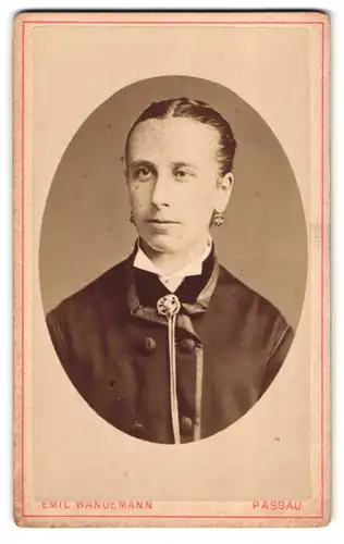 Fotografie Emil Wangemann, Passau, Heilige Geiststr. 379, Junge Dame mit hochgestecktem Haar und Kragenbrosche