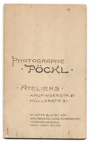 Fotografie Atelier Pöckl, München, Kaufingerstr. 21, Junge Dame im modischen Kleid