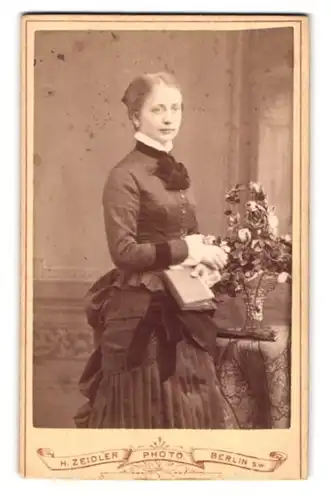 Fotografie Z. Zeidler, Berlin-SW, Jerusalemerstr. 59, Junge Dame in hübscher Kleidung mit Buch