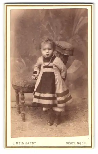 Fotografie J. Reinhardt, Reutlingen, Kleingrabenstr. 330, Kleines Mädchen im modischen Kleid