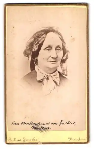 Fotografie Julius Grusche, Dresden-N., Bautznerstr. 39, Ältere Dame mit Haube und Kragenschleife
