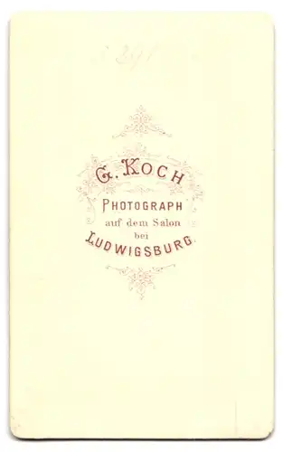 Fotografie G. Koch, Ludwigsburg, Junge Dame mit Hochsteckfrisur und Kragenbrosche