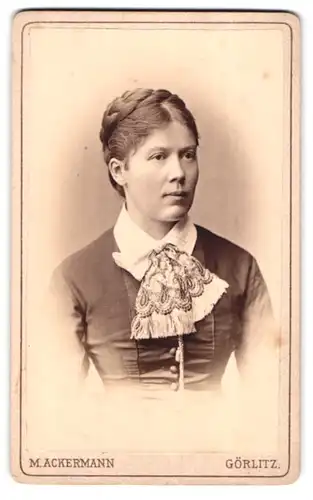 Fotografie M. Ackermann, Görlitz, Schützenstr. 2, Junge Dame mit Hochsteckfrisur