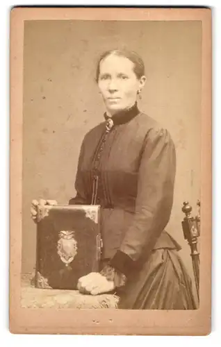 Fotografie Wilhelm Knaute, Lerbach a. H., Bürgerliche Dame mit einem Album