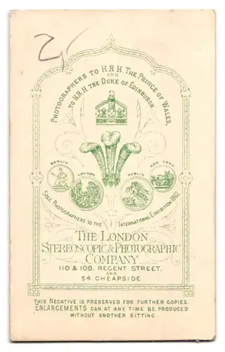 Fotografie The London Stereoscopic & Photographic Company, London, 110 & 108, Regent Street, Bürgerliche Dame mit Buch