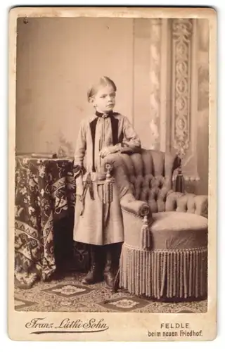 Fotografie Franz Lüthi Sohn, Feldle /St. Gallen, Junges Mädchen im Kleid