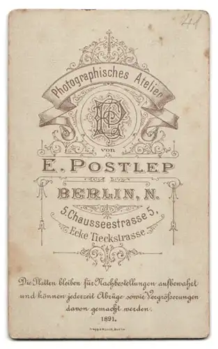 Fotografie E. Postlep, Berlin-N., Chausseestr. 5, Kleines Mädchen im karierten Kleid
