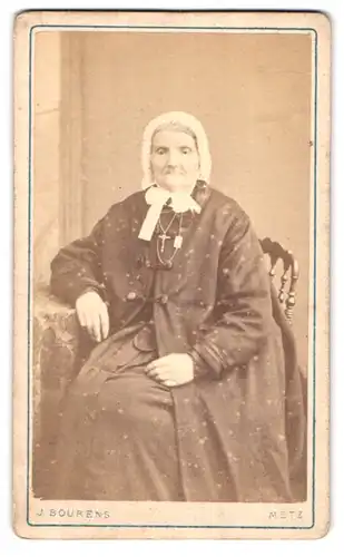 Fotografie J. Bourens, Metz, 27 et 29, Rue Serpenoise, Ältere Dame mit Haube und Kreuzkette