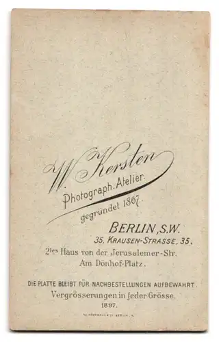 Fotografie W. Kersten, Berlin-SW, Krausen-Str. 35, Junge Dame im Kleid mit Kragenbrosche