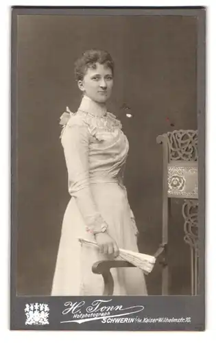 Fotografie H. Tonn, Schwerin i /M., Kaiser Wilhelmstr. 10, Junge Dame im Kleid mit Fächer