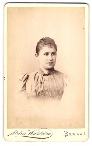 Fotografie E. Walsleben, Breslau, Zwingerstr. 24, Junge Dame mit zurückgebundenem Haar