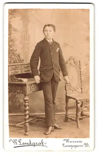 Fotografie W. Landgraf, Wurzen, Langegasse 20, Junger Mann im Anzug