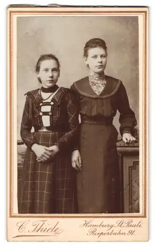 Fotografie C. Thiele, Hamburg, Reeperbahn 91, Zwei junge Mädchen in Kleidern