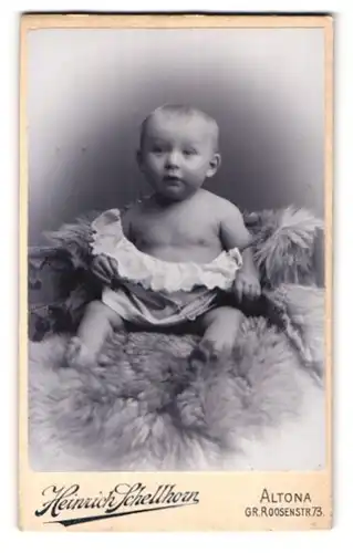 Fotografie Heinrich Schellhorn, Altona, Gr. Roosenstrasse 73, Baby auf Schaffell
