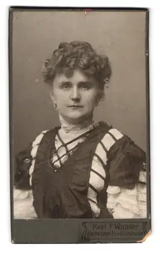 Fotografie Karl F. Wunder, Hannover, Friedrichstrasse, Frau mit Lockenfrisur