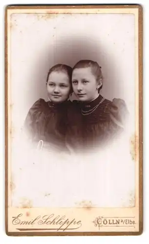 Fotografie Emil Schlippe, Cölln a /Elbe, Zwei junge Mädchen in schwarzen Kleidern