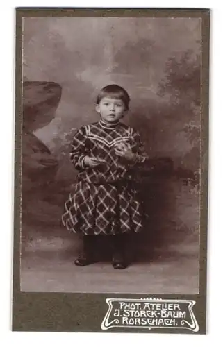 Fotografie J. Storck-Baum, Rorschach, Signalstrasse, Kleines Mädchen in gemustertem Kleid
