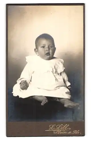 Fotografie L. Lill, Stein am Rhein, Baby im weissem Kleidchen