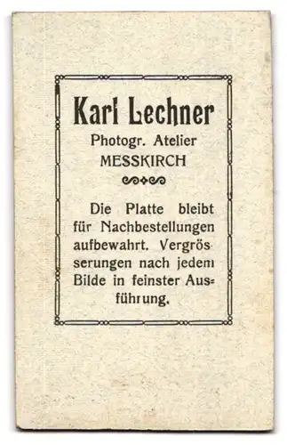 Fotografie Karl Lechner, Messkirch, Alte Frau in schwarzem Kleid