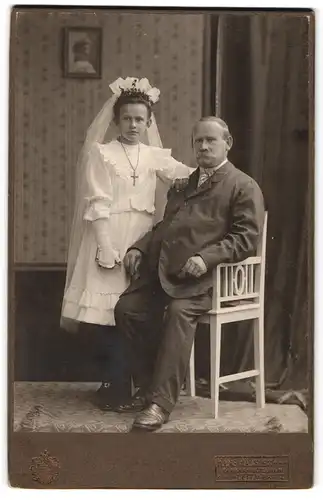 Fotografie Hans Häusler, Leitmeritz, Portrait Mizi zur Kommunion mit ihrem Vater Josef Hahn