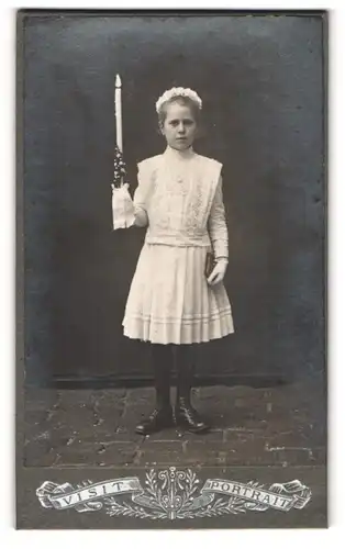 Fotografie Michael Amann, Landshut, Portrait Mädchen im weissen Kommunionskleid mit Kerze in der Hand