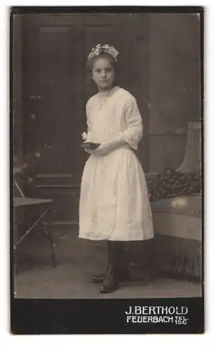 Fotografie J. Berthold, Feuerbach, junges Mädchen im weissen Kommunionskleid mit Bibel in der Hand