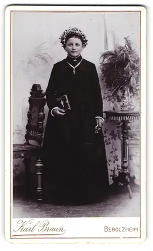 Fotografie Karl BRaun, Berolzheim, junge Frau im schwarzen Kleid mit Haarschmuck zur Kommunion