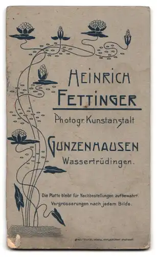 Fotografie Heinrich Fettinger, Gunzenhausen, junges Mädchen im schwarzen Kommunionskleid im Atelier