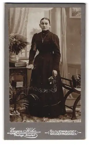 Fotografie Eugen Höhn, Gunzenhausen, junge Dame im schwarzen Kleid zur Konfirmation