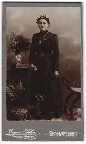 Fotografie Eugen Höhn, Gunzenhausen, junge Frau im schwarzen Kommunionskleid mit Haarschmuck