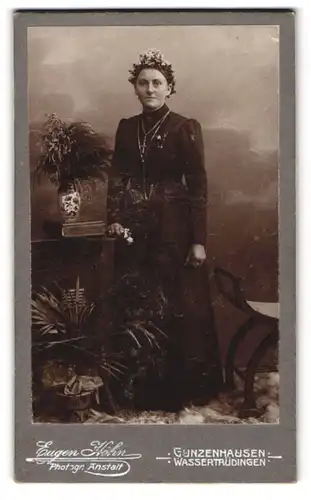 Fotografie Eugen Höhn, Gunzenhausen, junge Dame im schwarzen Kommunionskleid mit Haarschmuck