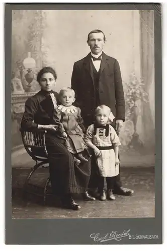 Fotografie Carl Roedel, Bad Langenschwalbach, Eltern mit ihren beiden niedlichen blonden Kindern im Atelier, Mutterglück
