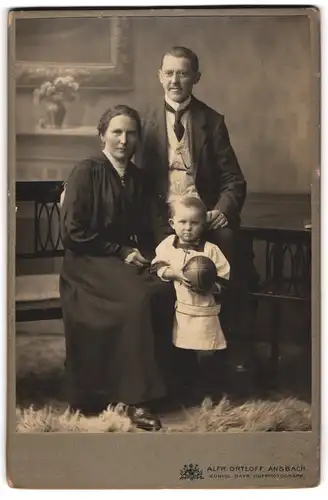 Fotografie Alfr. Ortloff, Ansbach, Portrait Familie Willer aus Leutershausen mit ihrem Kind posierend im Atelier