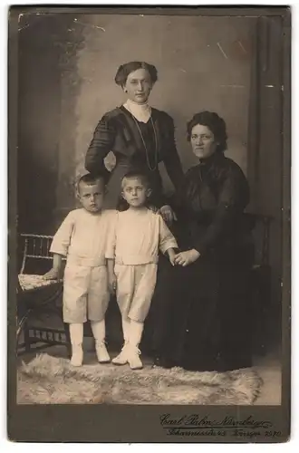 Fotografie Carl Palm, Nürnberg, Johannisstr. 45, Mutter und Schwester mit ihren zwei Söhnen posieren im Atelier