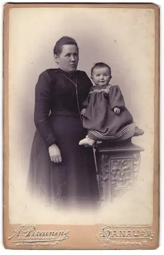 Fotografie A. Breuning, Hanau a. M., Bleichstr. 12, Mutter im Biedermeierkleid mit ihrem Kind im Atelier