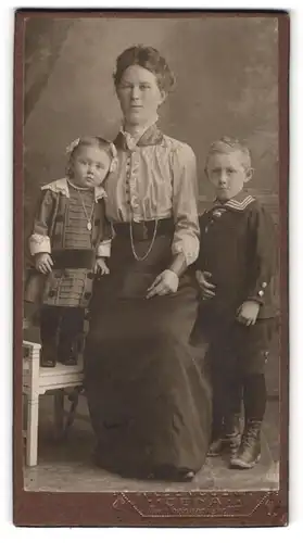 Fotografie Atelier Julich, Jena, Saalbahnhofstr. 18, Mutter mit Sohn im Matrosen Anzug und Tochter im Kleidchen