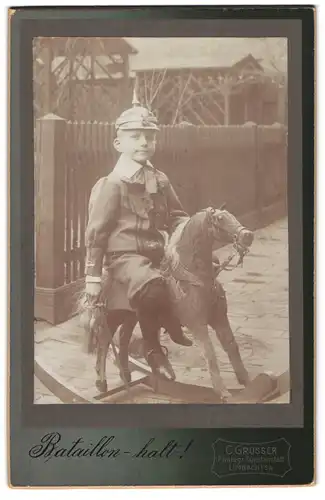 Fotografie C. Grosser, Limbach i. Sa., junger Knabe Richard mit Pickelhaube auf seinem Schaukelpferd in der Nostitzstr.