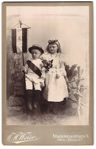 Fotografie O. H. Weise, Markneukirchen i. S., Obere Str. 27, zwei niedliche Kinder mit Flagge in feiner Kleidung